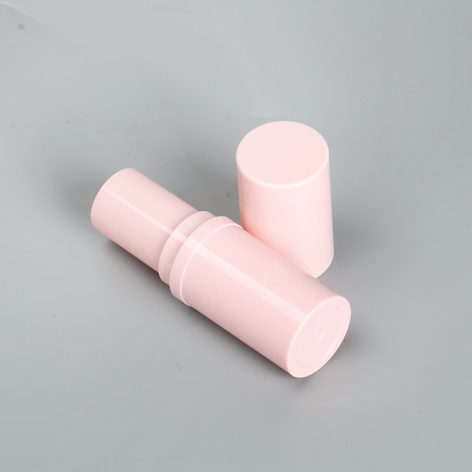 Customized Empty Plastic Packaging Round Shape Twist Lip Balm Tubes Container Pink Lipstick Tube