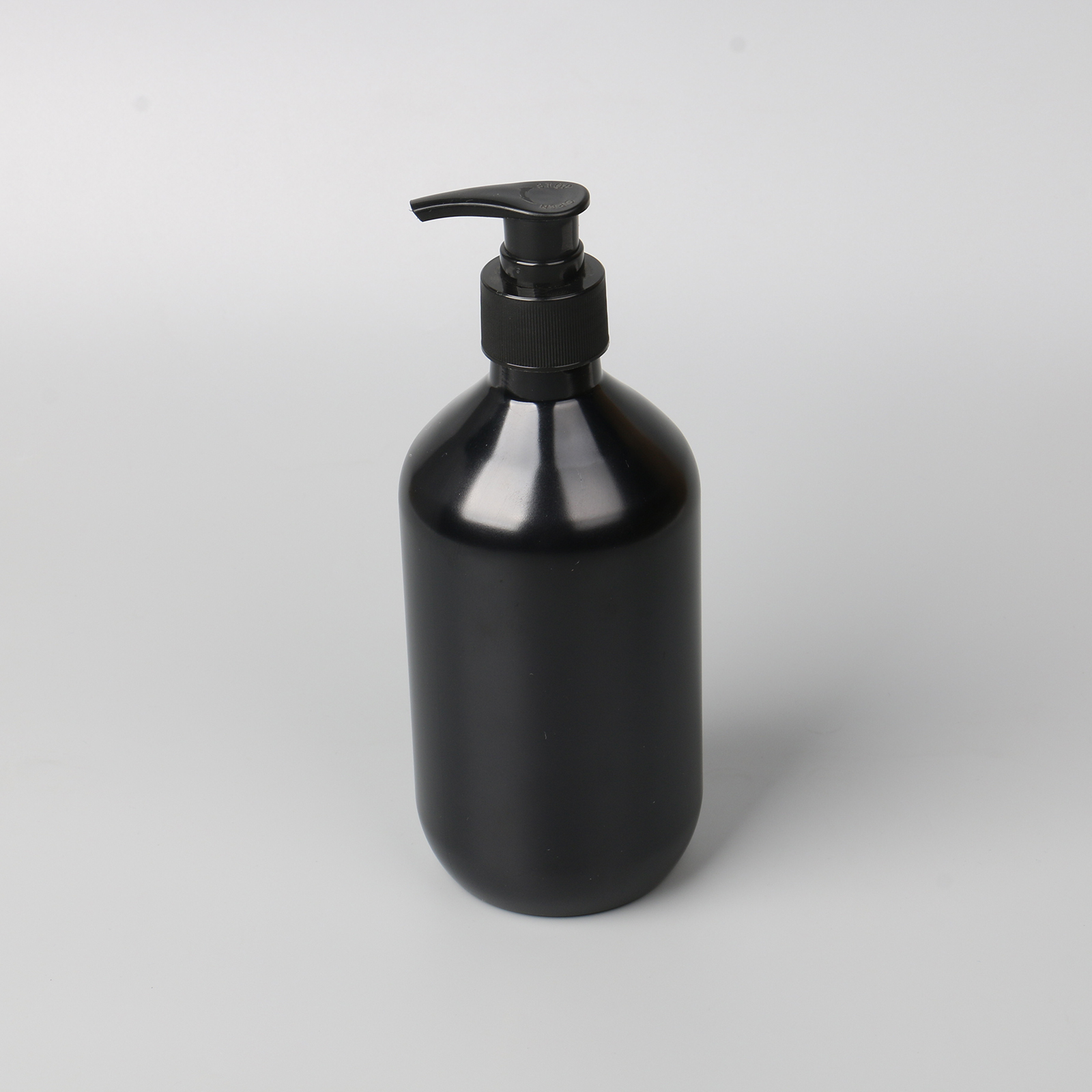 Plastic Shampoo Bottle 300ml 500ml Round Shoulder Pet Hand Sanitizer Black Body Wash Bottle Press Pump Lotion Bottles