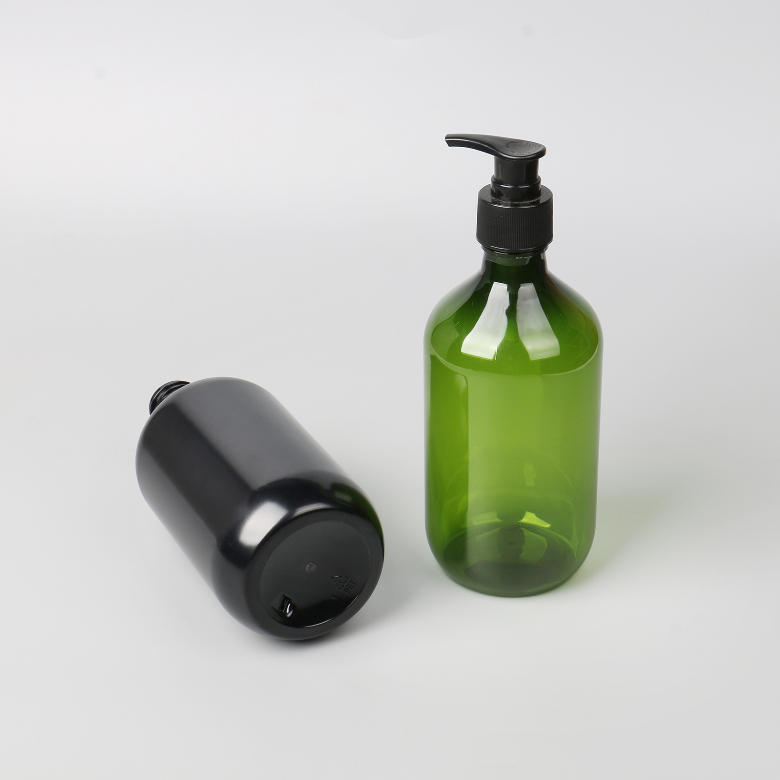 Plastic Shampoo Bottle 300ml 500ml Round Shoulder Pet Hand Sanitizer Black Body Wash Bottle Press Pump Lotion Bottles