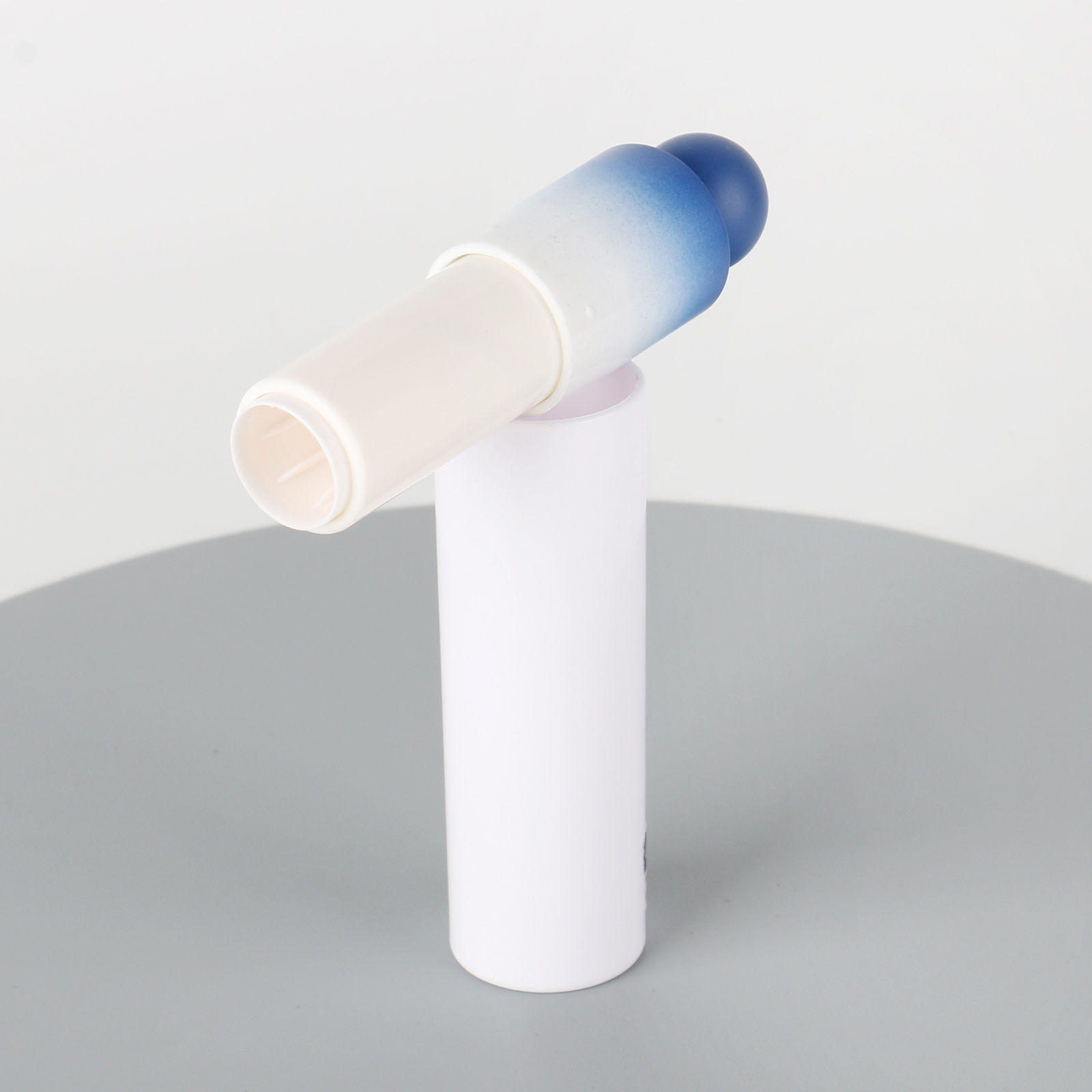 Unique Design Lip Balm Tubes Container Cosmetic Packaging Round Shape Gradient Blue Ball Lipstick Case Press Lipstick Container