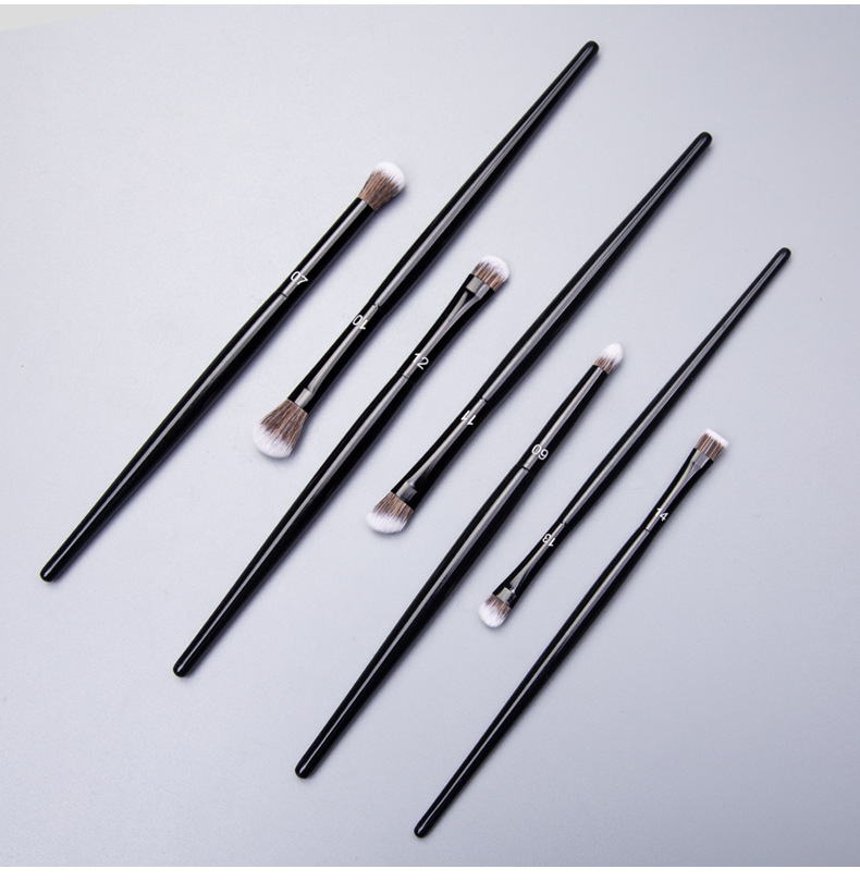 18pcs Luxury Makeup Brush Kit Professional Classic Black Wood Handle Private Label Foundation Cosmetic Makeup Brushes Set