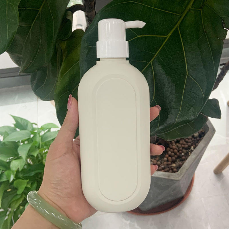 300ml 450ml Eco Friendly Refillable Body Wash Container PE Plastic Flat Round Empty Shampoo Bottle With Lotion Pump