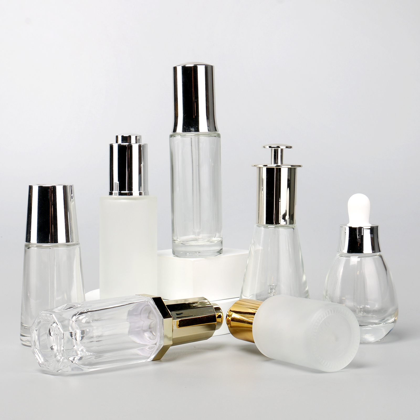 Push Button Flat Shoulder 20ml 30ml Essential Oil Bottle Clear Frosted Cosmetic Glass Dropper Bottles With Gold Silver Cap