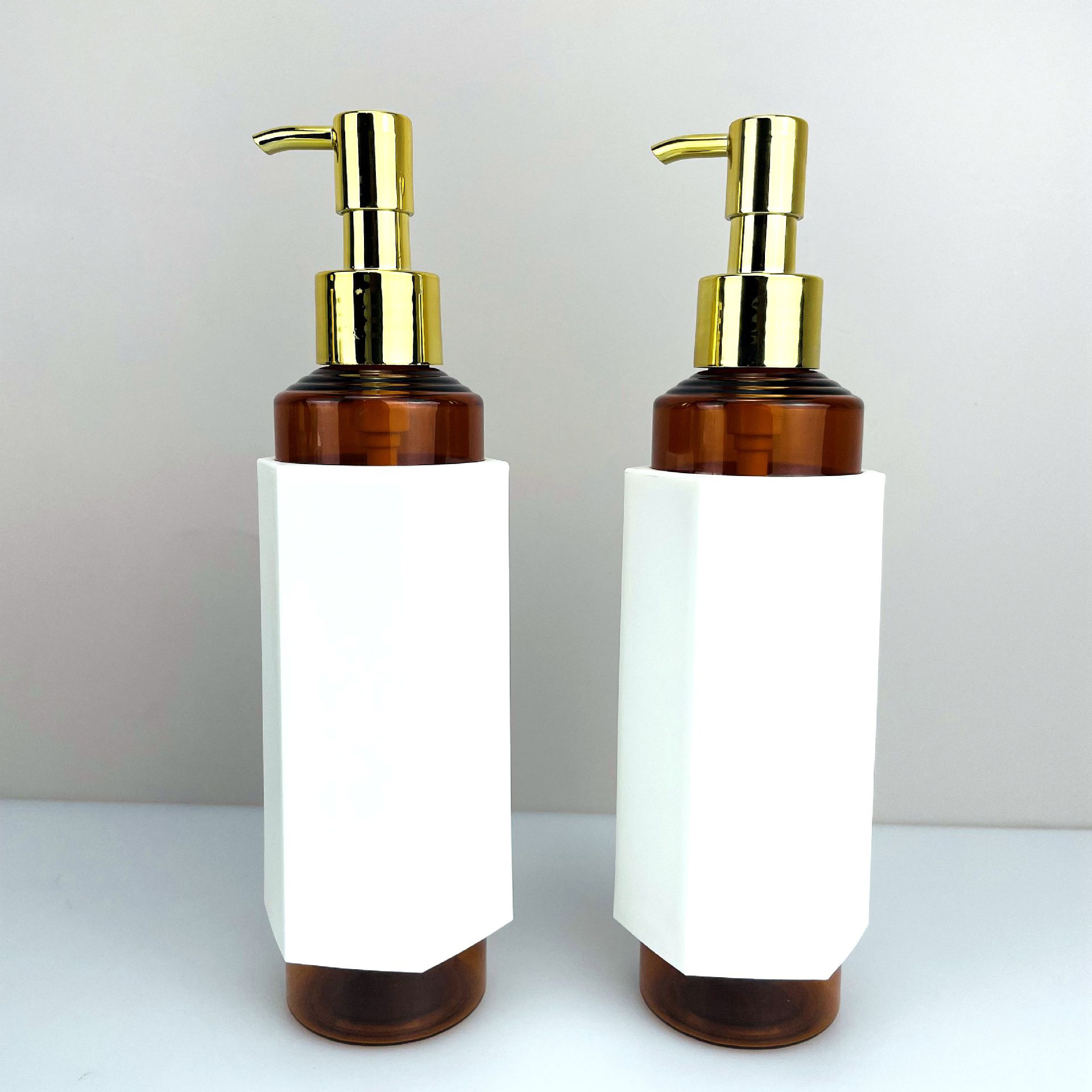 200ml Amber Skincare Serum Lotion Pump Bottle Luxury Cosmetic Makeup Remover Cleansing Oil Bottle With Gold Lotion Pump