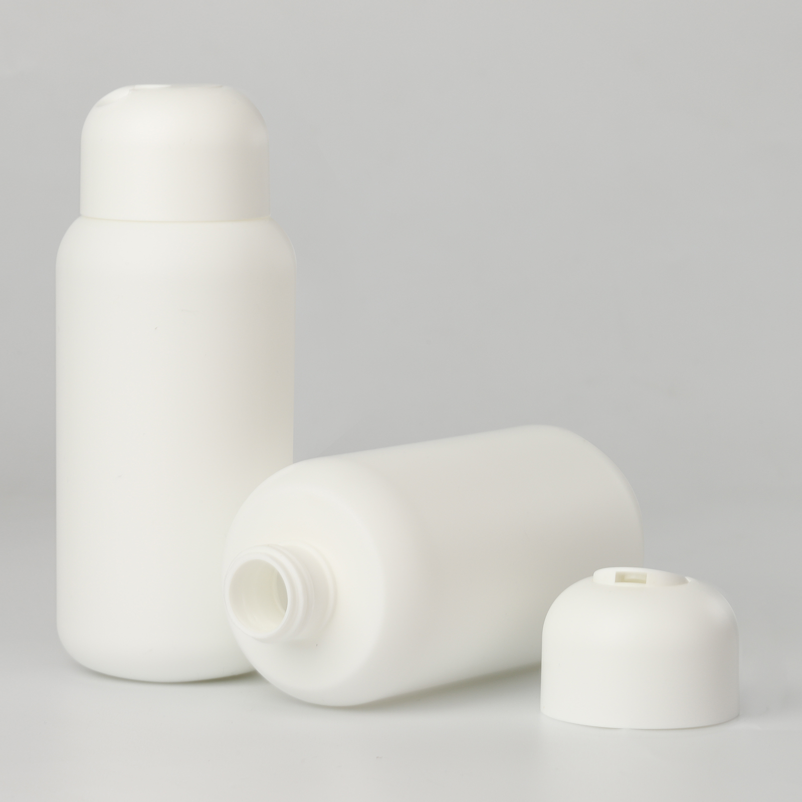 300ML Plastic Cosmetic Packaging Bottles White 300ml HDPE Shampoo And Conditioner Bottles With Disc Cap