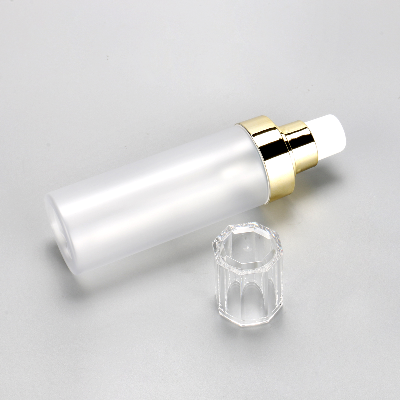 Round Flat Shoulder 100ml 120ml 150m Frosted PET Plastic Gold Plated Cover Press Type Lotion Bottle